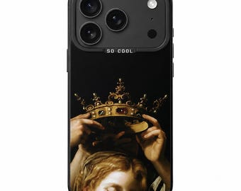 Op de afbeelding: Zwarte telefoonhoes met een klassiek schilderij van een gouden kroon die op het hoofd van een persoon wordt geplaatst. De hoes heeft een zwart cameramodule en de tekst "SO COOL" boven het schilderij.