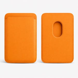 Op de afbeelding: Twee oranje leren kaarthouders. Eén heeft een zak aan de voorkant en de andere heeft een uitsparing voor gemakkelijke toegang tot kaarten. Beide zijn rechthoekig met afgeronde hoeken en gestikte randen. De kaarthouders zijn gemaakt van glad, effen oranje leer.