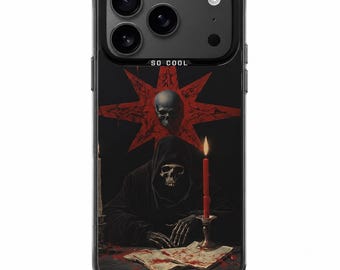 Op de afbeelding: Zwarte telefoonhoes met een donkere illustratie van een figuur in een gewaad met een schedel, een rode ster en een brandende kaars. De tekst "SO COOL" staat bovenaan gedrukt. Het ontwerp heeft een gotisch of occult thema.