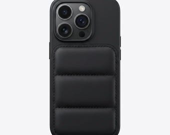 Op de afbeelding: Zwarte telefoonhoes met een gewatteerd, leerachtig achterpaneel. De hoes heeft een matte afwerking en een camera-uitsparing met drie lenzen. Het gewatteerde paneel is verdeeld in drie horizontale secties met stiksels.