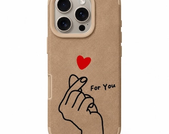 Op de afbeelding: Tan telefoonhoesje met een zwarte handgebaar in de vorm van een hart, een rood hart en de tekst "For You". De hoes heeft een beige rand en een camera-uitsparing.