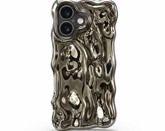 Op de afbeelding: Een metallic zilveren telefoonhoesje met een uniek, gesmolten ontwerp. De hoes heeft een getextureerd, geribbeld oppervlak en uitsparingen voor de cameralenzen van de telefoon. De algehele esthetiek is modern en artistiek.