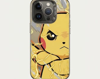 Op de afbeelding: Een gele telefoonhoes met een Pikachu-ontwerp, met een boze uitdrukking. De hoes heeft een transparante rand en gele bliksemgraphics. De tekst "5D COOL" staat op de zijkant van de hoes.