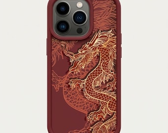 Op de afbeelding: Bordeaux telefoonhoesje met een gouden drakenontwerp. De draak is ingewikkeld gedetailleerd, met schubben en vloeiende lijnen. De hoes heeft een beschermende bumper en een camera-uitsparing.