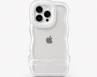 Op de afbeelding: Transparante telefoonhoes met een golvend ontwerp. De hoes heeft een ingebouwde grip aan de onderkant en een verhoogde cameraring. De telefoon binnenin heeft een zilveren Apple-logo. De hoes is ontworpen om de telefoon te beschermen.