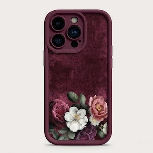 Peut inclure: Coque de téléphone bordeaux avec un motif floral. L'étui présente un fond texturé et un bouquet de roses dans les tons rose, blanc et violet en bas. L'étui a un pare-chocs protecteur sur les bords.