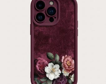 Op de afbeelding: Bordeaux telefoonhoesje met een bloemenontwerp. De hoes heeft een textuur achtergrond en een cluster van rozen in roze, witte en paarse tinten aan de onderkant. De hoes heeft een beschermende bumper rond de randen.