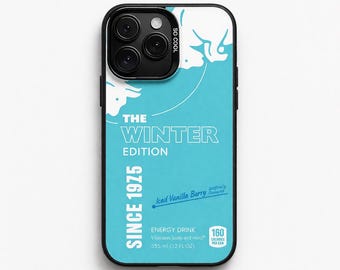 Op de afbeelding: Zwarte iPhone-hoes met een lichtblauwe achtergrond. De tekst "THE WINTER EDITION" en "SINCE 1975" is te zien. De hoes toont ook "Iced Vanilla Berry" en "ENERGY DRINK". De hoes heeft een zwarte rand en een camera-uitsparing.