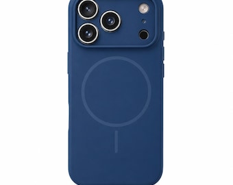 Op de afbeelding: Een marineblauwe telefoonhoes met een uitsparing voor meerdere lenzen. De hoes heeft een cirkelvormig ontwerp op de achterkant en een magnetische oplaadfunctie. De hoes is gemaakt van een glad materiaal en is ontworpen om de telefoon te beschermen.
