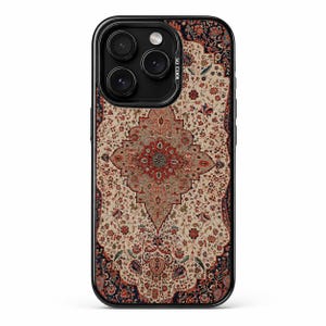 Peut inclure: Une coque de smartphone arborant un motif de tapis persan détaillé et complexe dans des tons crème, rouge profond, bleu marine et vert sauge. Le design comprend un médaillon central entouré de motifs floraux et une bordure sombre.