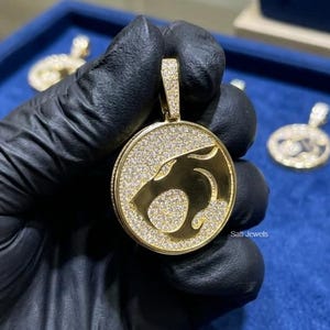 Wisiorek męski 2Ct z okrągłym moissanitem, platerowany 14-karatowym żółtym złotem