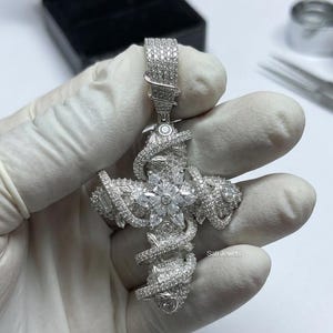 Wisiorek męski w kształcie krzyża, 2-karatowy moissanit, szlif okrągły, platerowany 14-karatowym białym złotem