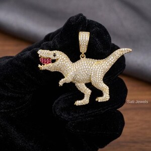 Drakenhanger 2 kt rond geslepen moissaniet 14 kt geelgoud verguld