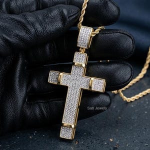 Colgante de cruz con moissanita redonda de 2 quilates y baño de oro amarillo de 14 quilates.