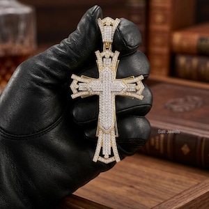 Kruishanger 2 kt rond geslepen moissaniet 14 kt geelgoud verguld