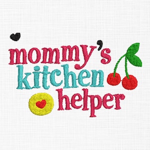 以下が含まれることがあります： ピンクとティール色の糸で刺繍された「mommy's kitchen helper」という文字のデザイン。文字の上には小さな黒いハート、下には赤いハートが中央にある黄色い円、右側には緑の葉がついた2つの赤いサクランボが刺繍されています。