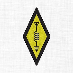 Puede incluir: Un parche amarillo en forma de diamante con un borde negro. En el interior, un símbolo de antena negro se encuentra encima de una bobina y un símbolo de conexión a tierra. Probablemente sea un emblema o parche bordado.