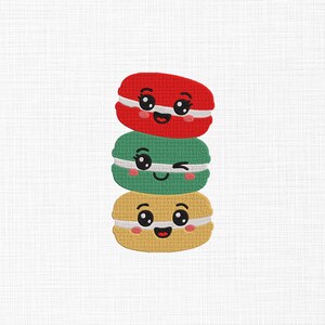 Peut inclure: Une broderie représentant trois macarons empilés. Le macaron du haut est rouge, celui du milieu est vert et celui du bas est jaune. Chaque macaron a une garniture blanche et un visage souriant.