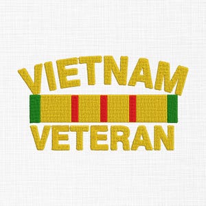 Op de afbeelding: Een geborduurde patch met de gele tekst VIETNAM VETERAN in een vetgedrukt lettertype. Tussen de twee tekstregels bevindt zich een horizontaal rechthoekig lintontwerp in geel met twee verticale rode strepen en groene uiteinden.