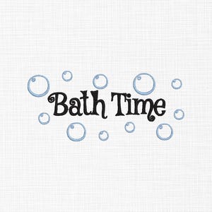 Puede incluir: Fondo blanco con las palabras "Bath Time" en escritura negra, rodeadas de burbujas azul claro. Las burbujas tienen una apariencia delicada y aireada, realzando el tema lúdico.