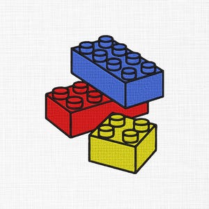 Peut inclure: Un motif de broderie représentant trois briques de construction en plastique imbriquées aux couleurs primaires. Une grande brique bleue rectangulaire repose sur une brique rouge, avec une petite brique jaune carrée au premier plan.