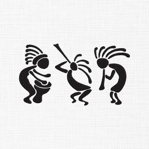 以下が含まれることがあります： 白い背景に、3人のココペリの黒いシルエットアート。1人は太鼓を叩き、もう1人はフルートを吹き、3人目は腕を横に立っています。これらの人物は様式化された体と頭飾りを持っています。