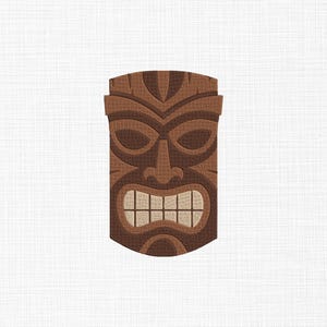 Peut inclure: Un masque tiki marron avec un motif sculpté. Le masque a une forme rectangulaire avec un dessus plat et un visage détaillé avec de grands yeux, un large nez et une bouche avec des dents visibles. Le masque est sur fond blanc.