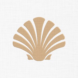 Puede incluir: Un diseño de concha de color beige sobre un fondo blanco. La concha tiene forma de abanico con detalles texturizados y está centrada. El fondo tiene una textura sutil y tejida.