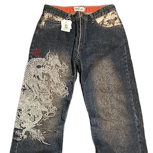 Jean brodé 32" à motif serpent et double dragon, écusson personnalisé en denim japonais karakuri 32 pouces
