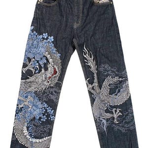 Jeans i flera storlekar med drakebroderi, japansk blå, eldsilverfärgad denim, herr, anpassad lapp