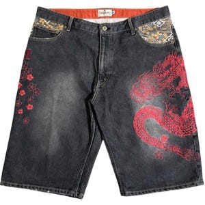 40" Broderade Jeansshorts med Anpassade Märken, Jeans från Jorts, Red Dragon, Japansk karakuri