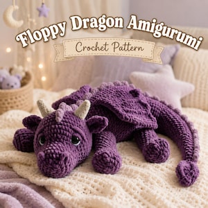 Könnte beinhalten: Handgefertigter, violetter Häkeldrache Amigurumi mit cremefarbenen Hörnern und langem Schwanz. Der Drache liegt auf einer cremefarbenen Decke. Der Text "Floppy Dragon Amigurumi Crochet Pattern" ist über dem Drachen zu sehen.