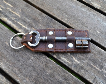 Leather keychain with vintage skeleton key - Hand stitched