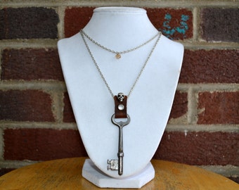 Vintage skeleton key necklace with skull - Leather and chain