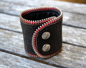 Bison leather zipper cuff fully lined with lambskin - Hand stitched
