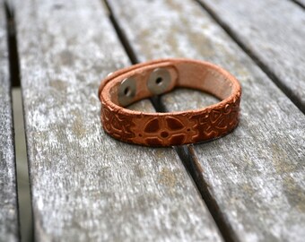 Leather steampunk gears stamped bracelet - Handmade