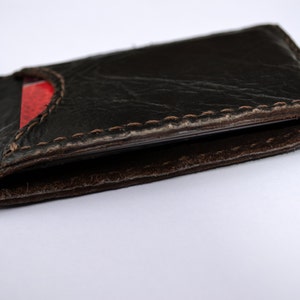 Cartera de cuero minimalista marrón oscuro con 3 bolsillos - cosido a mano