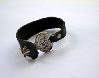 Black leather bracelet with a vintage skeleton key - Steampunk