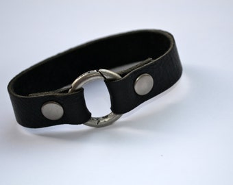 Leather bracelet with circle antique silver clasp