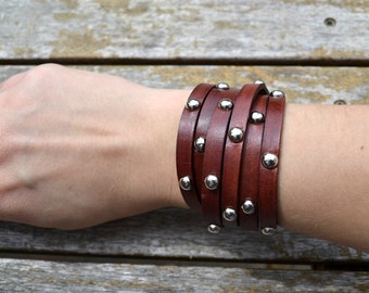Multi wrap leather bracelet with round spots - Mahogany color