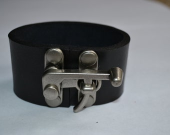 Black heavy leather cuff with swing clasp - Handmade