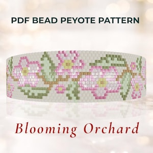 Könnte beinhalten: Ein Perlen-Peyote-Muster mit einem floralen Design aus rosa Blüten und grünen Blättern. Der Text "PDF BEAD PEYOTE PATTERN" steht oben und "Blooming Orchard" unten. Das Muster ist für ein Armband.