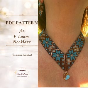 Peut inclure: Un collier en perles tissées en forme de V avec un motif d'étoiles géométriques marron et turquoise et un petit pendentif cœur turquoise. Le texte à gauche indique PDF PATTERN for V Loom Necklace et Instant Download.