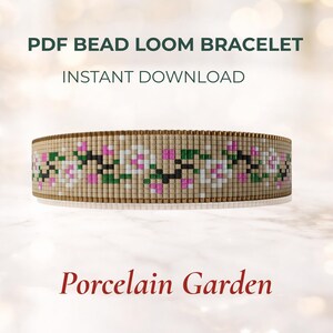 Op de afbeelding: Een beige kralenweefarmband met een bloemenpatroon in roze, wit en groen. De tekst "PDF BEAD LOOM BRACELET" en "INSTANT DOWNLOAD" staan bovenaan. De woorden "Porcelain Garden" staan onderaan.