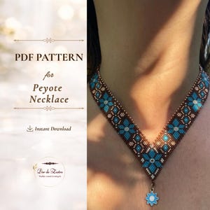 Può includere: Una collana di perline con un motivo geometrico marrone, turchese e bianco, con un piccolo ciondolo a forma di fiore turchese e bianco al centro. Il testo a sinistra recita PDF PATTERN for Peyote Necklace Instant Download.