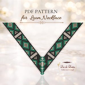 Op de afbeelding: Een PDF-patroon voor een kralenketting met een V-vormig geometrisch ontwerp in zwarte, groene en witte kralen. De tekst luidt PDF PATTERN for Loom Necklace en bevat een logo met de tekst Dor de Zestre Tradiție cusută în mărgele.