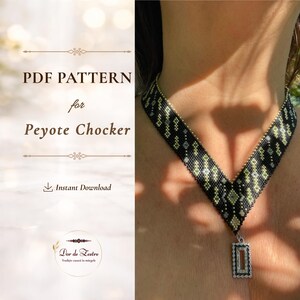 Puede incluir: Un patrón en PDF para una gargantilla peyote con un diseño geométrico de cuentas en negro, verde y blanco. La gargantilla tiene forma de V e incluye un colgante rectangular de tono plateado. El texto dice PDF PATTERN for Peyote Chocker e Instant Download.