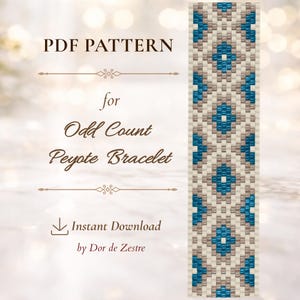 Può includere: Un modello PDF per un braccialetto peyote a conteggio dispari di Dor de Zestre. Il design presenta una striscia verticale di perline con un motivo geometrico a rombi ripetuto nei toni del blu, beige e bianco, visualizzato accanto al testo.