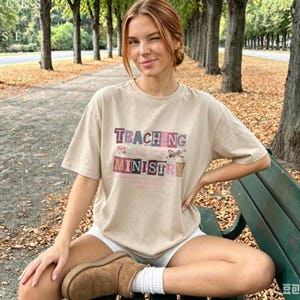 Maglietta "Insegnare è il mio ministero", maglietta con grafica patchwork per insegnanti cristiani, top casual beige a tema religioso.