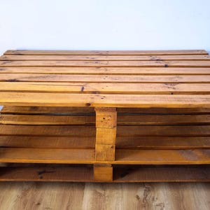 Tavolino da caffè su ruote realizzato con pallet